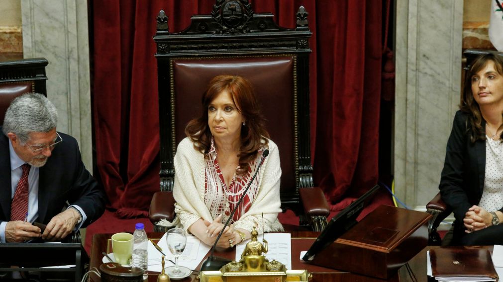 Desde el radicalismo acusaron a Cristina Kirchner por la baja en los contratos de 40 asesores.