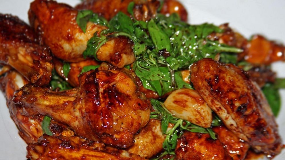 �Quieres servir alitas de pollo en una versi�n sabros�sima y f�cil? Prepara estas alitas de pollo caramelizadas.