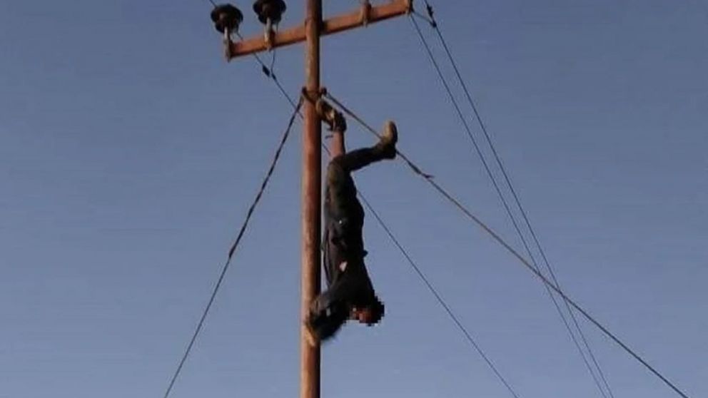 El ladrón de cables había quedado colgado del poste de alta tensión.