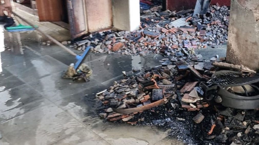 Cargaban la tablet sobre la cama, explotó la batería y se incendió la casa: Perdieron todo