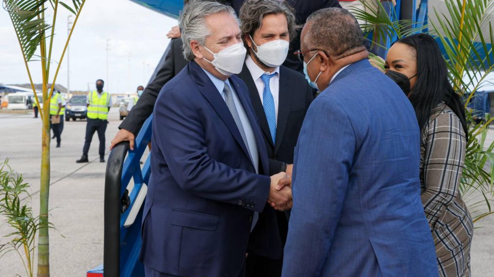 Alberto Fernández llegó a Barbados: mañana se entrevistará con la primera ministra.