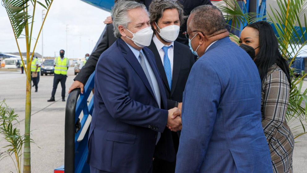 Alberto Fernández llegó a Barbados: mañana se entrevistará con la primera ministra.