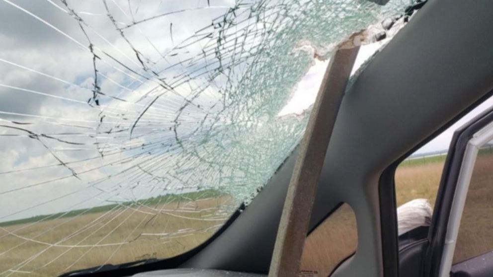 La barra de acero atravesó el parabrisas. No hubo heridos de milagro