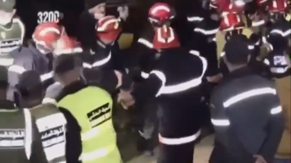 ¡Emoción total! Rescataron a Rayan y lo trasladaron en ambulancia.