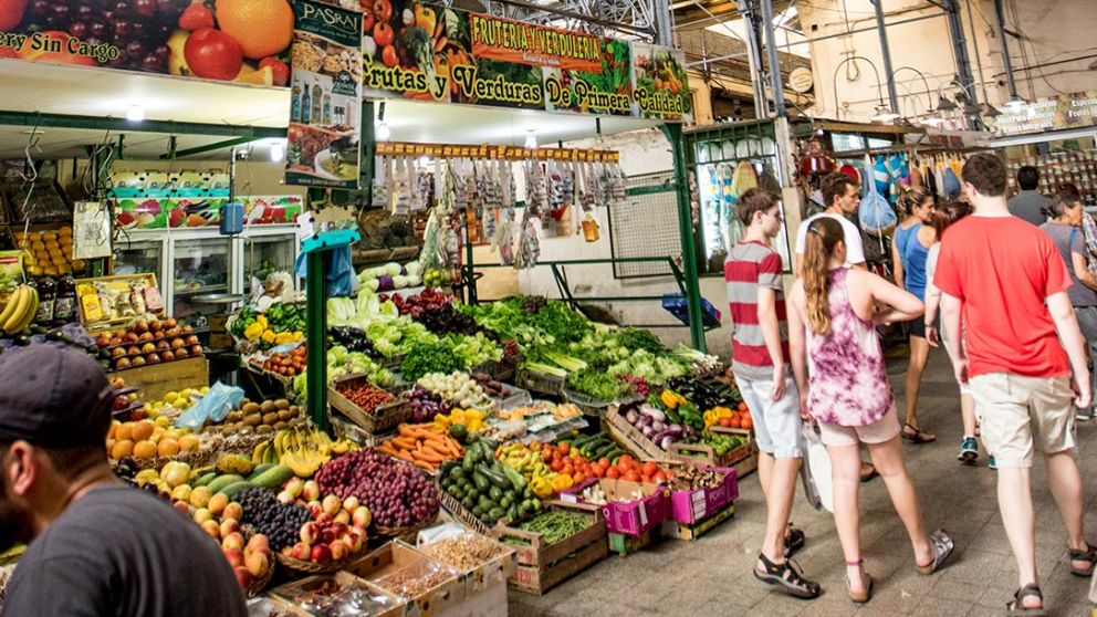 Los mercados barriales se han convertido para los amantes del buen comer en el escenario perfecto para probar lo mejor de la cocina argentina e internacional.