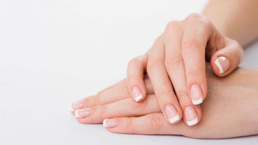 La variante Ómicron del Covid podría afectar la coloración de las uñas.