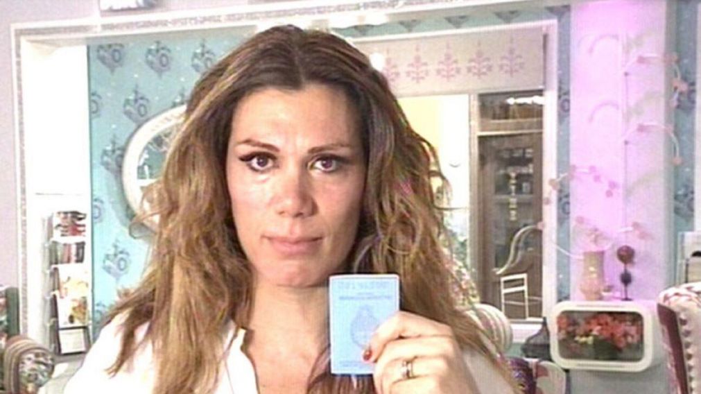 Flor de la V, en aquel momento donde recibió su nuevo documento (Archivo).