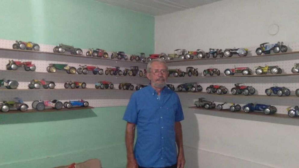 El hombre es feliz con su actividad que descubrió hace cinco años.