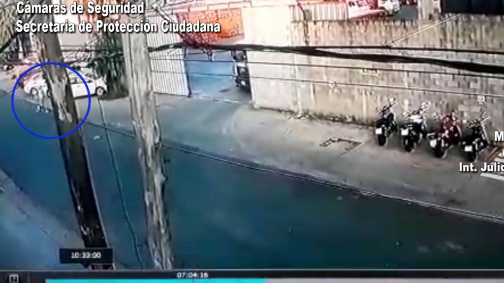 Iba armado manejando un auto y bajó para robarle a una mujer que caminaba por la vereda.