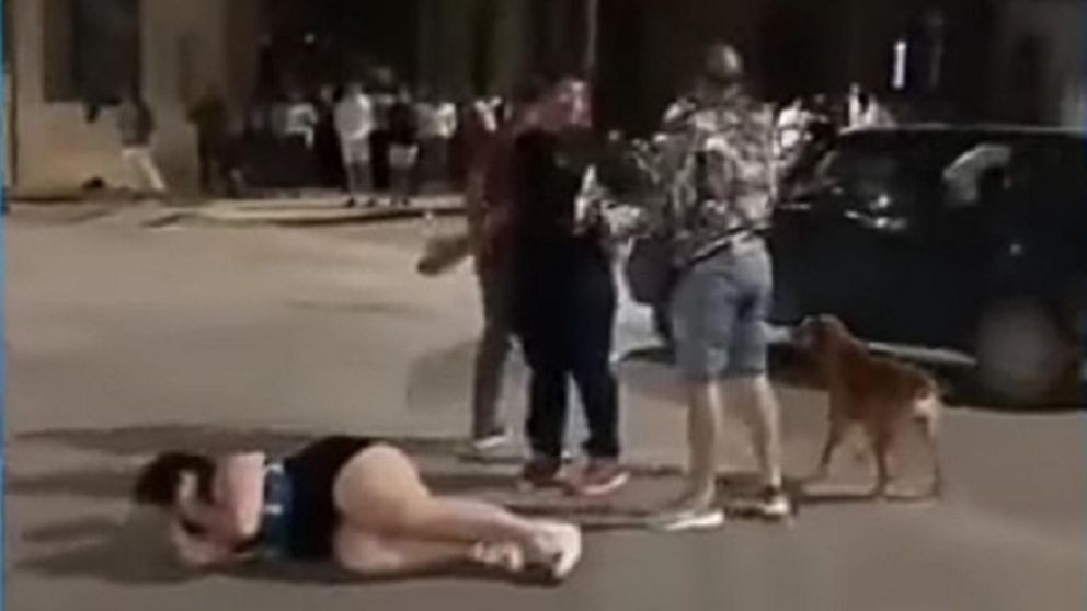 Dos mujeres terminaron golpeadas y tiradas en el piso. (captura Crónica HD)