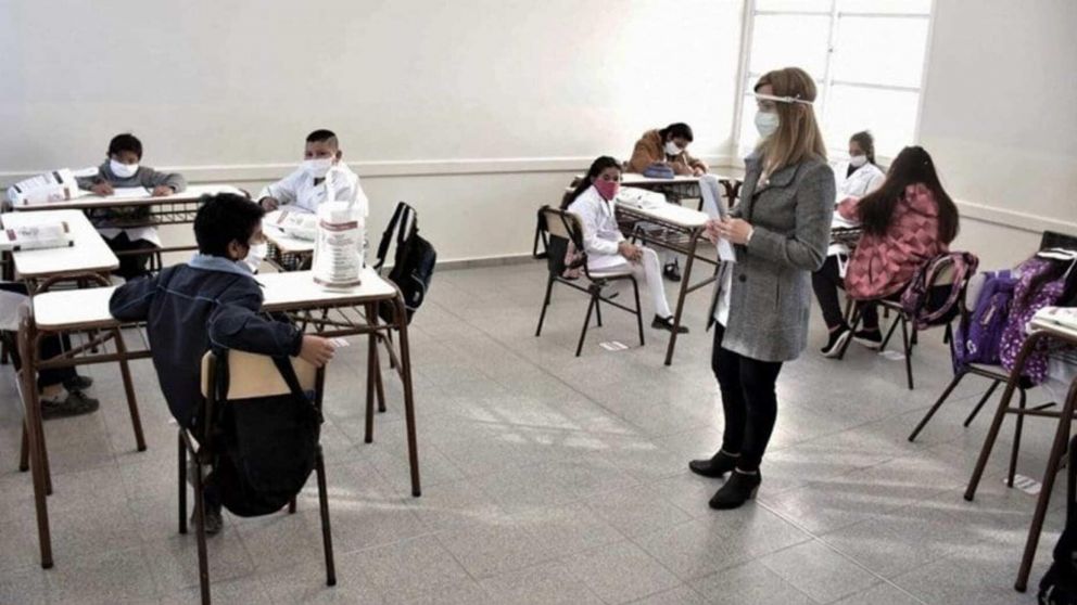 El Gobierno anunci�el lanzamiento del plan que involucra a m�s de 160 productos esenciales para el comienzo de las clases y estableci� sus valores de referencia.