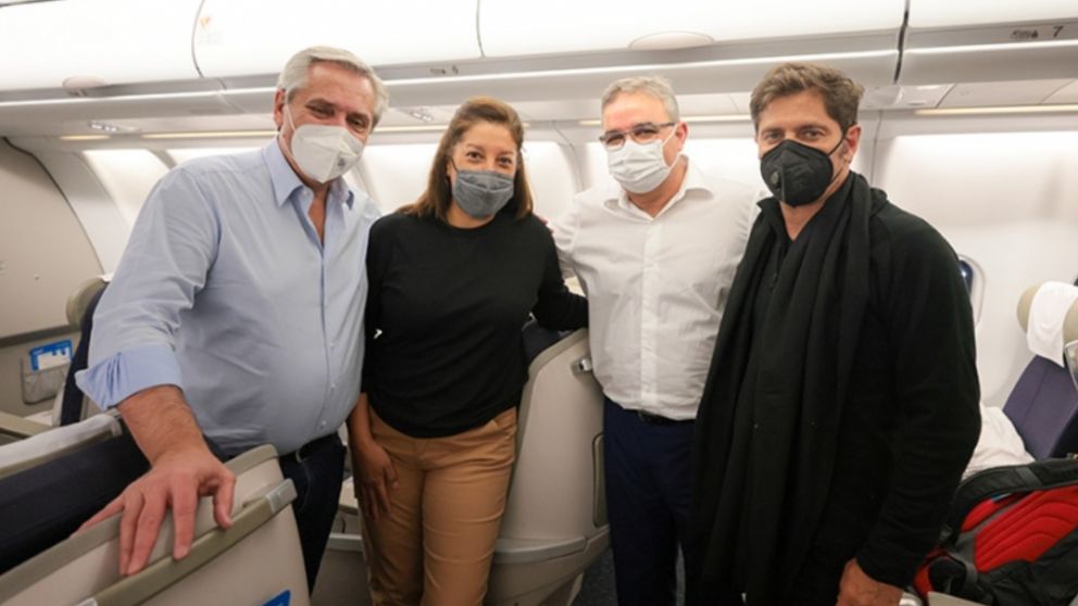 El Presidente partió junto a su comitiva en un vuelo de Aerolíneas Argentinas.
