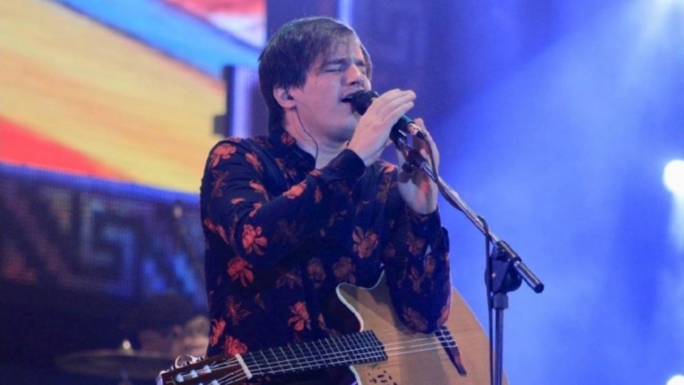 El reconocido cantante Nahuel Pennisi informó que nació Alma, su segunda hija y compartió un vídeo para presentarla a sus fans.