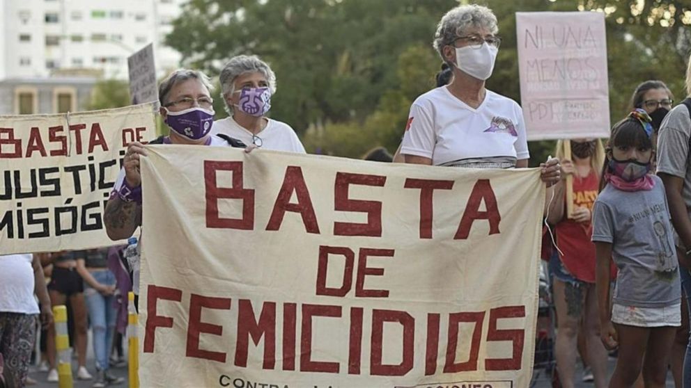 "Basta de Femicidios", un lema que perdura marcha tras marcha.