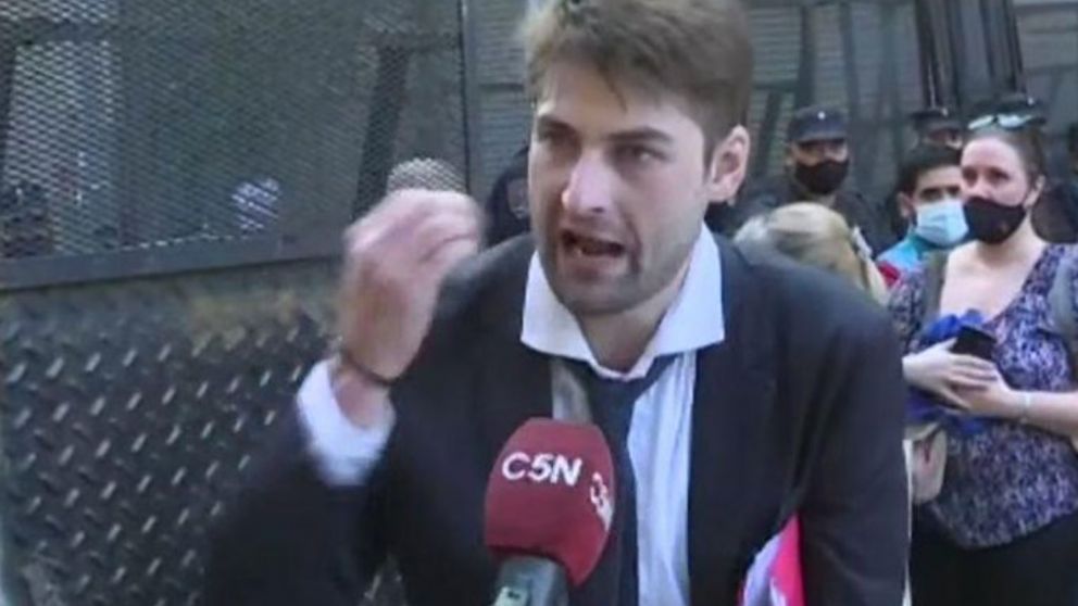 La violenta escena se replicó en las redes sociales, donde las imágenes fueron tendencia.