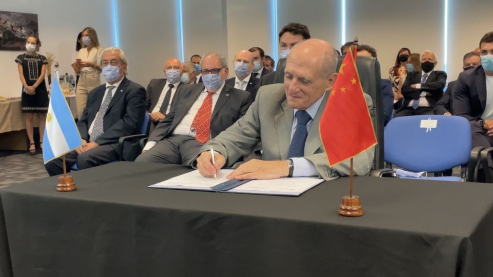Jos� Luis Ant�nez, presidente de Nucleoel�ctrica, firm� el contrato para la construcci�n de Atucha III.