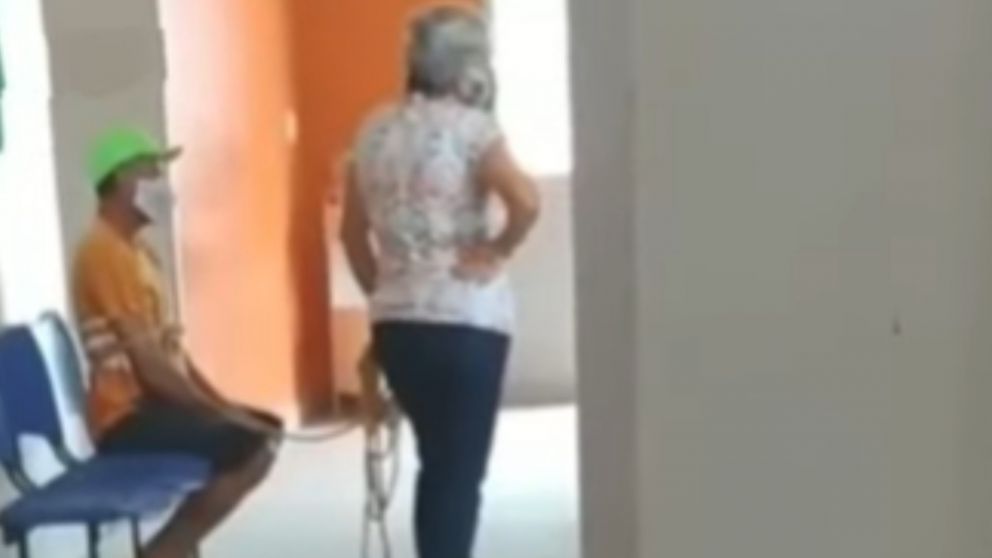 El momento en el que se ve a la mujer sosteniendo la soga que tiene atado a su marido