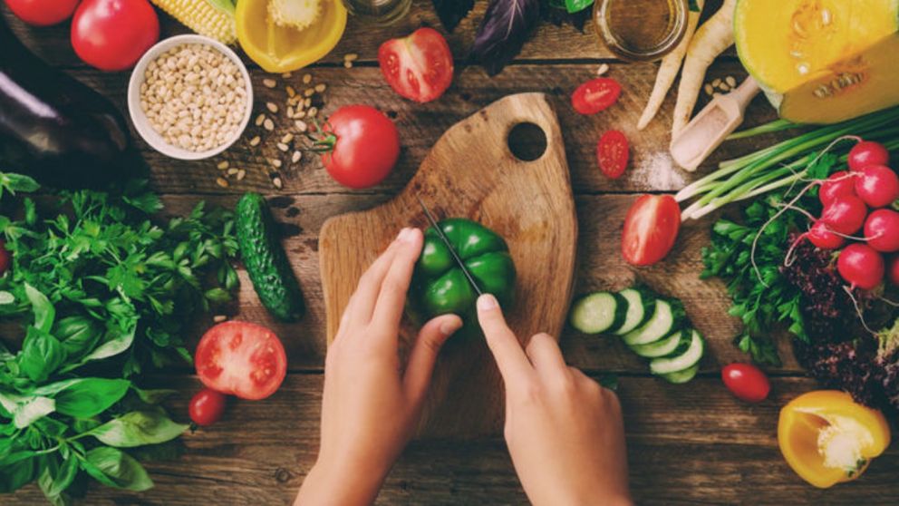 Se conoce como veganismo a una filosofía y conducta alimenticia que rechaza el con.sumo de alimentos y sustancias de origen animal