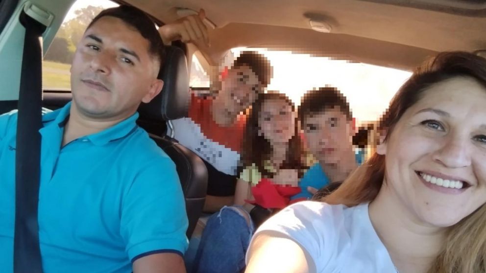 Valentina Bolla junto a su familia, antes de emprender el viaje a Mendoza.