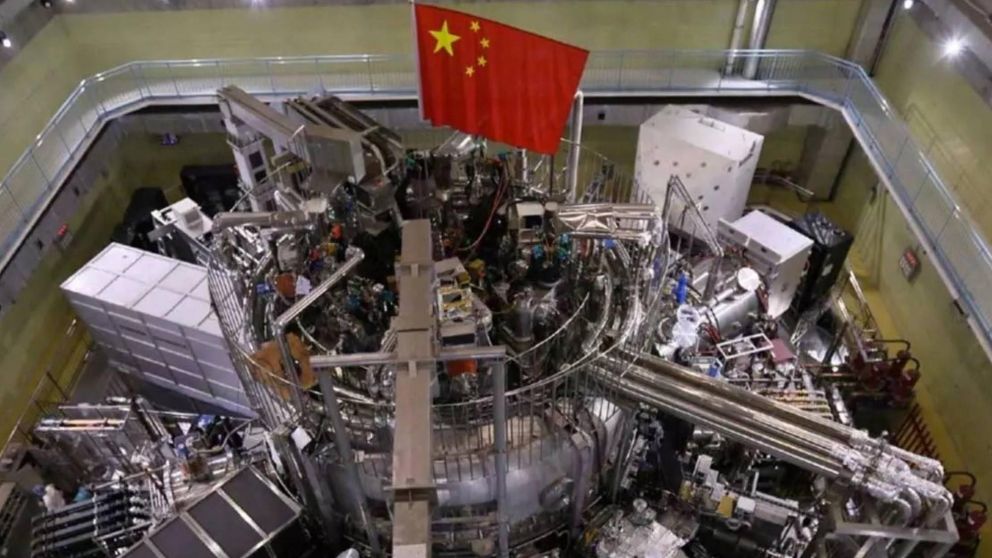 ¿Qué intenta hacer? China fabrica un sol y una luna, artificiales.