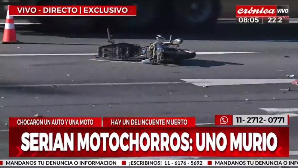 Así quedó la moto en la que viajaban el fallecido y el herido en el Acceso Oeste (Crónica HD).
