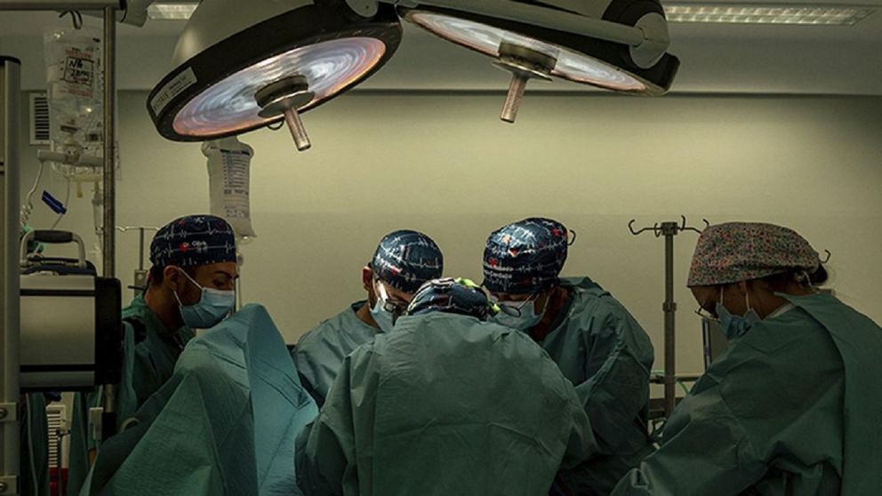 El niño fue llevado a un hospital en Gabón con un vendaje compresivo empapado en sangre.