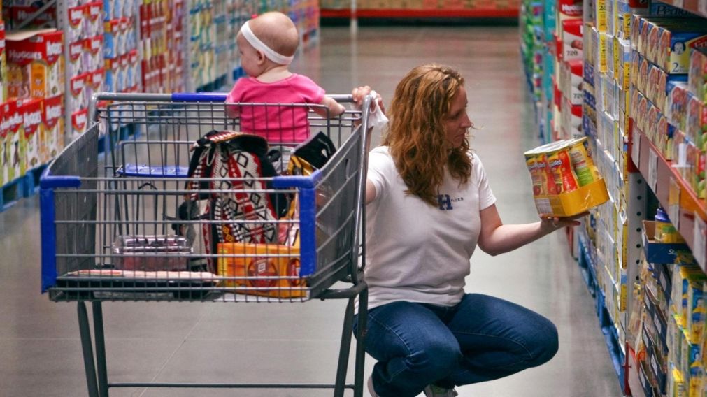 La mujer ofreci� medio mill�n de d�lares por el hijo de una desconocida que compraba en Walmart.