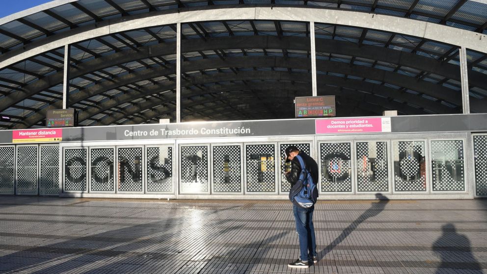 Varios usuarios se sorprendieron con el paro de subtes (Télam).