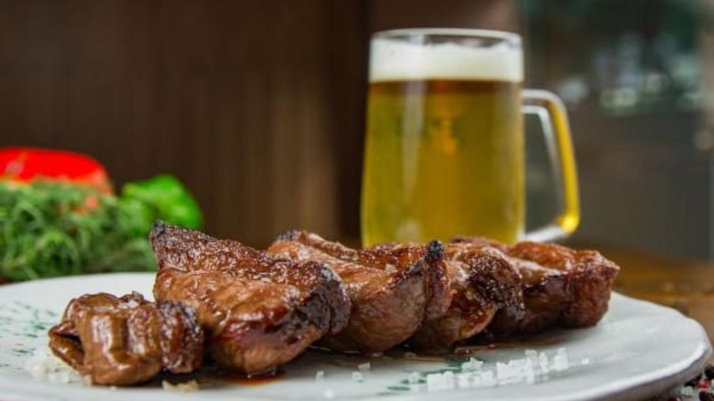 Dale un giro a la carne de siempre con esta receta de asado a la cerveza.