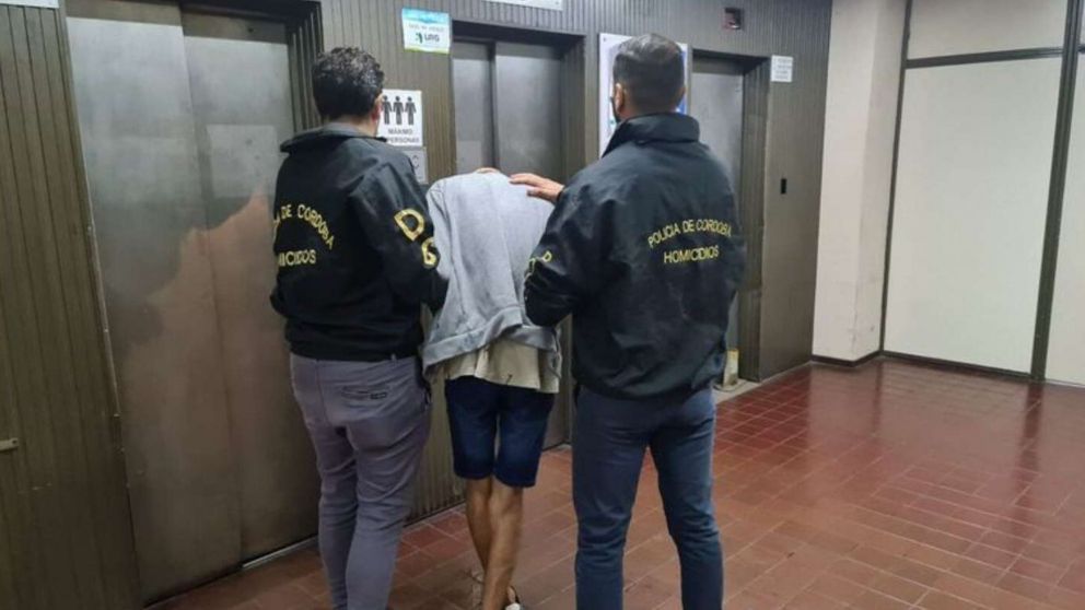 El traslado del joven detenido acusado de matar a su madre.