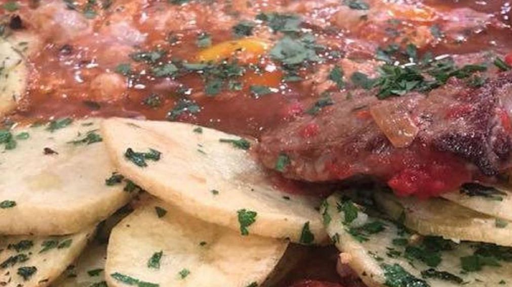 Aprendé cómo cocinar una tapa de nalga a la portuguesa con papas como los chefs de Cocineros Argentinos.