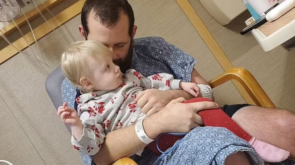 El hombre, padre de dos criaturas, necesita con urgencia un corazón pero el hospital le exige que se ponga la vacuna contra el coronavirus.