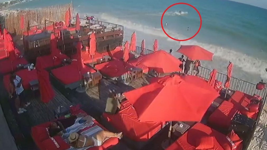 El momento en que uno de los sospechosos escapaban del club de playa donde asesinaron a Federico Mazzoni (Captura de video).