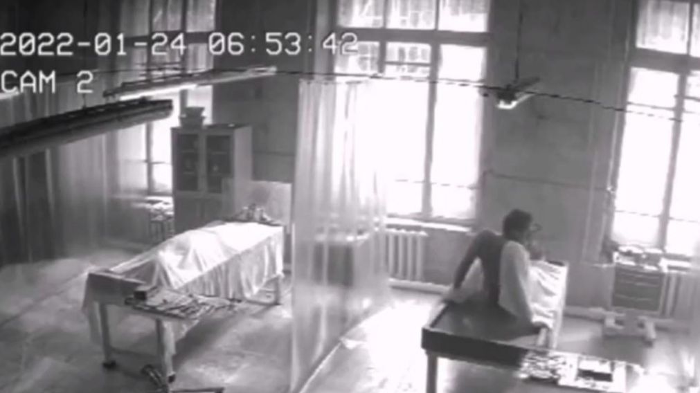 El "muerto" se levant� en la morgue y tuvo miles de visitas (Captura de video).