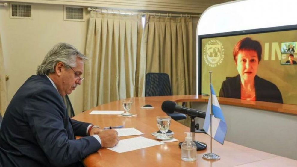 Alberto Fernández, en una videoconferencia con Kristalina Georgieva, la titular del FMI.