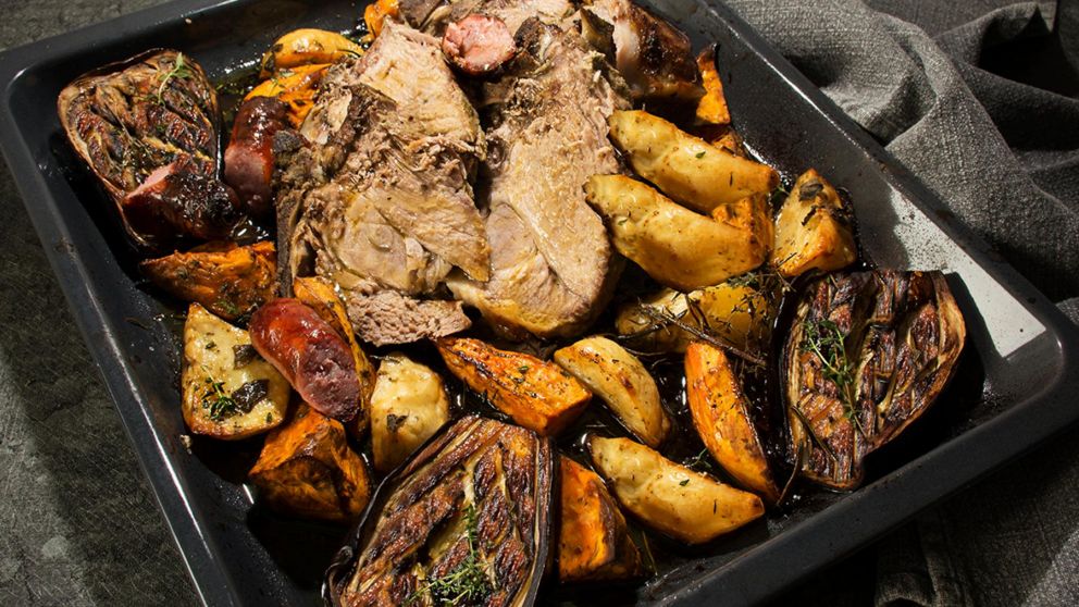 La carne al horno con papas es un cl�sico. 