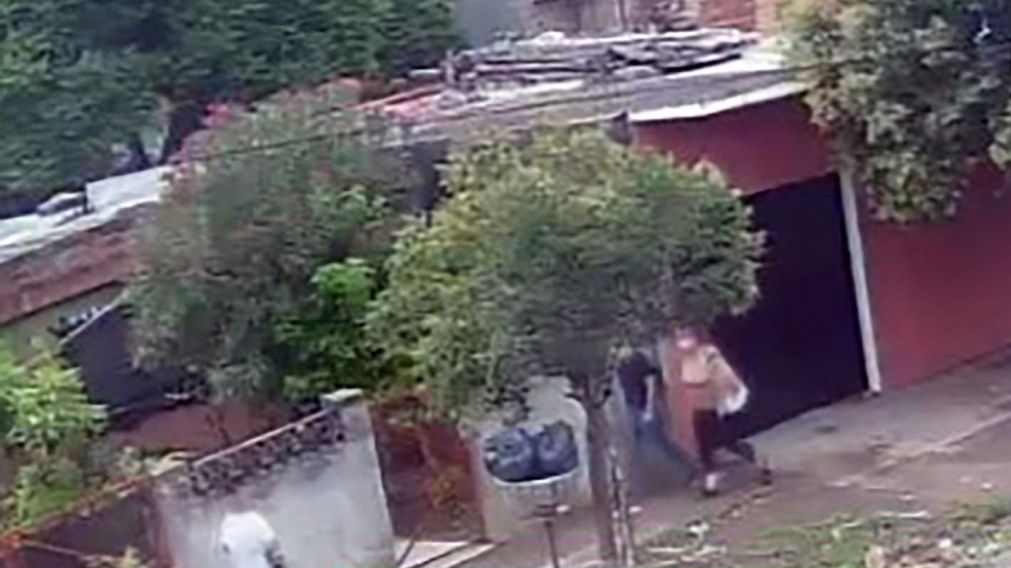 El delincuente asalt� a las dos mujeres mientras caminaban en Castelar (Captura de video).