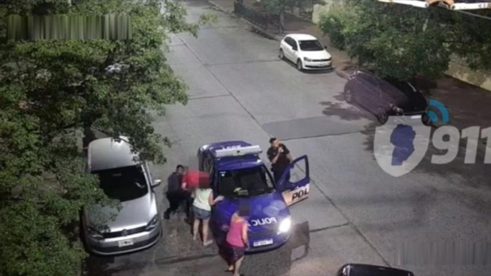 El rápido accionar de los policías salvó la vida de una beba en Córdoba (Captura de video).