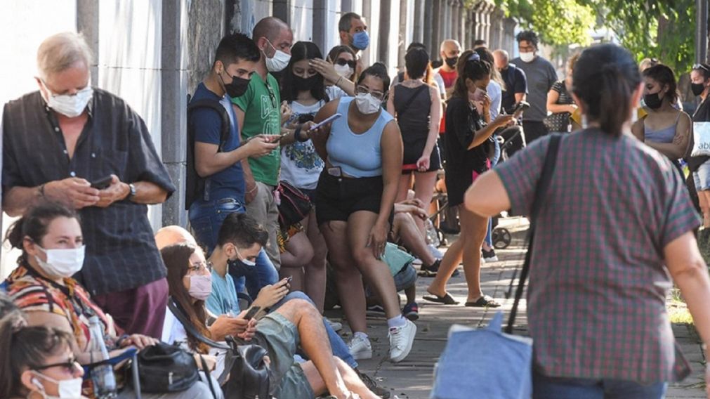 Según el Ministerio de Salud de la Nación, son 84.219.672 las aplicaciones totales suministradas en los centros de vacunación desde el inicio de la campaña (Télam/Archivo).