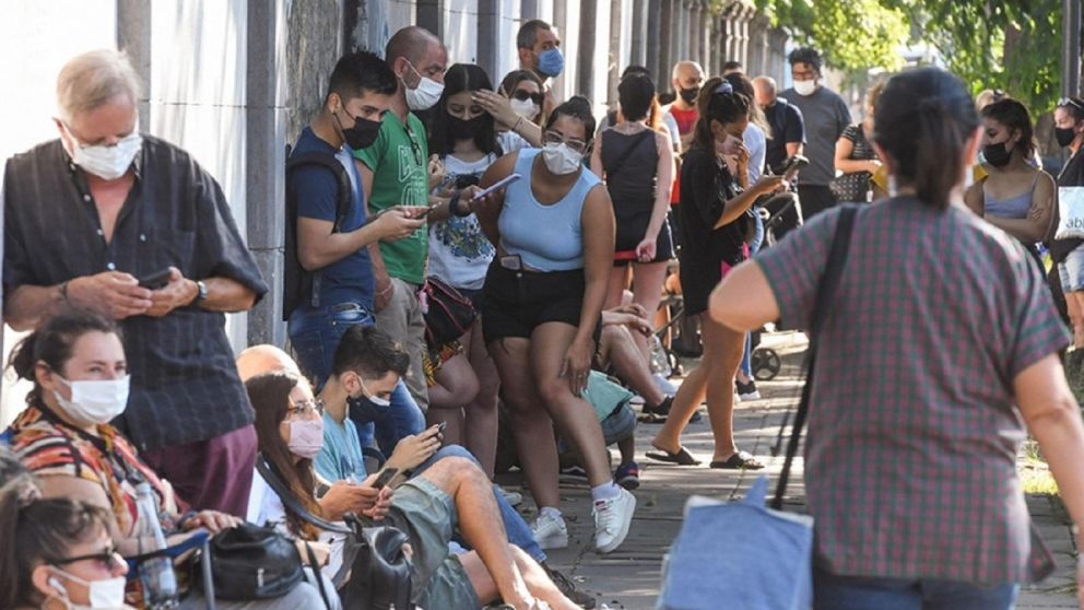 Según el Ministerio de Salud de la Nación, son 84.219.672 las aplicaciones totales suministradas en los centros de vacunación desde el inicio de la campaña (Télam/Archivo).