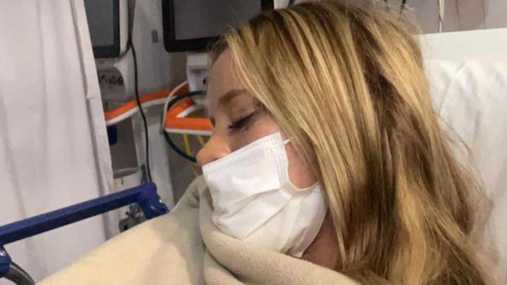 Tras los golpes la chica de 22 años quedó internada con fracturas y tuvo convulsione