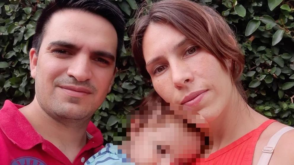 Bautista, el bebé diagnosticado con AME, junto a sus papás.