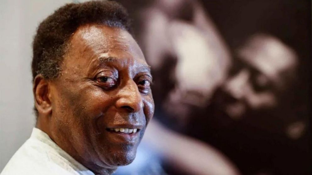 A Pelé le extirparon un tumor del colon.