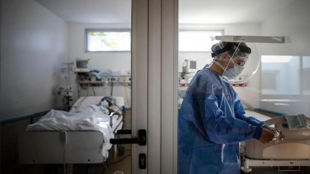 Según la funcionaria, el riesgo de caer en terapia intensiva por Covid-19 aumenta exponencialmente al no vacunarse (Infocielo).