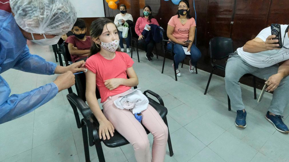 Actualmente los niños de entre 3 y 11 años reciben la vacuna Sinopharm contra el coronavirus (Télam).