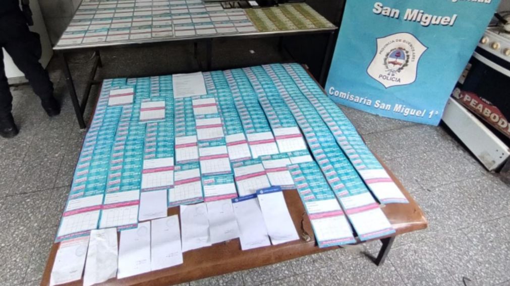 Parte de los certificados falsos que fueron incautados por los investigadores.