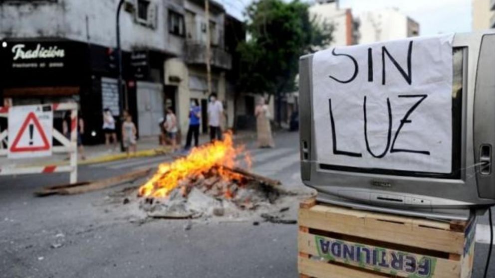 Los cortes de suministro dejaron a miles de usuarios sin electricidad.