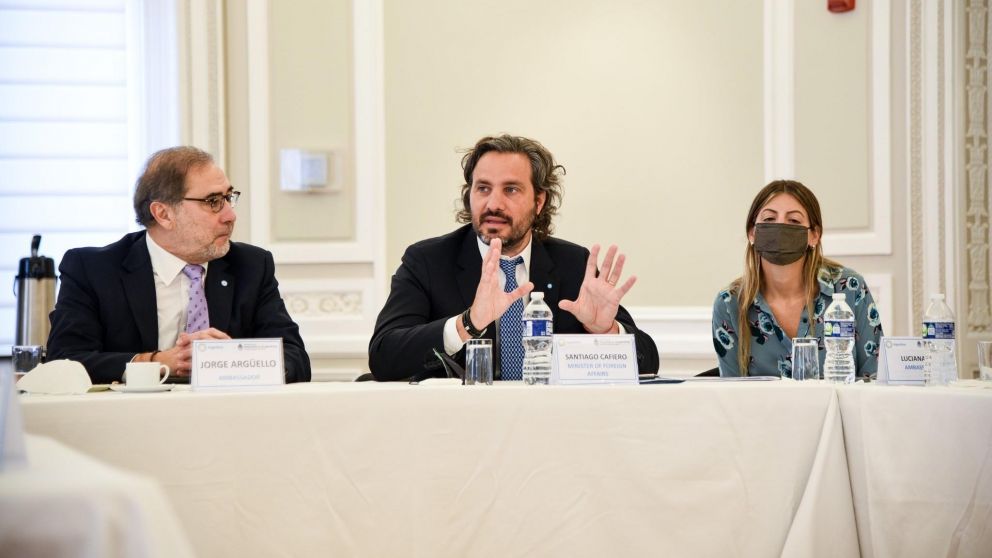 Cafiero continúa su gira en Estados Unidos con el acuerdo con el Fondo como eje.