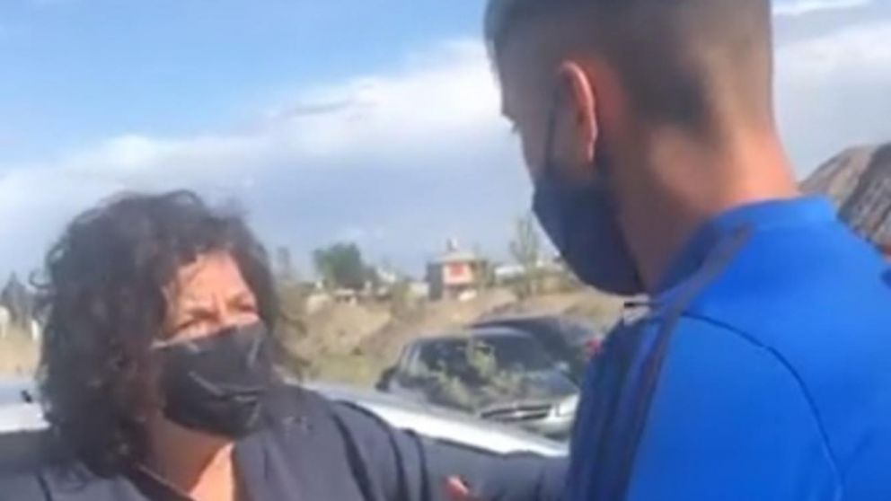 Carla Vizzotti tuvo un cruce con un joven antivacunas en Chubut (Captura de video).
