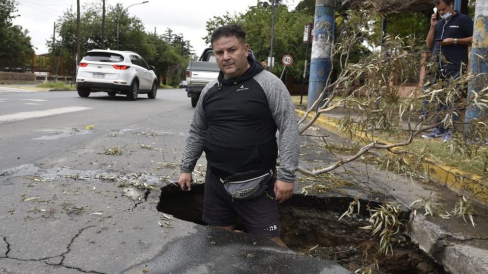 Guillermo Fuentes sufrió un incidente con su camioneta al quedar atrapado en un pozo (Gentileza: La Voz)